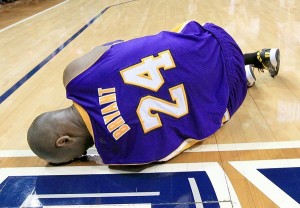 lakers-vs-hawks-kobe-sprained-300x208.jpeg