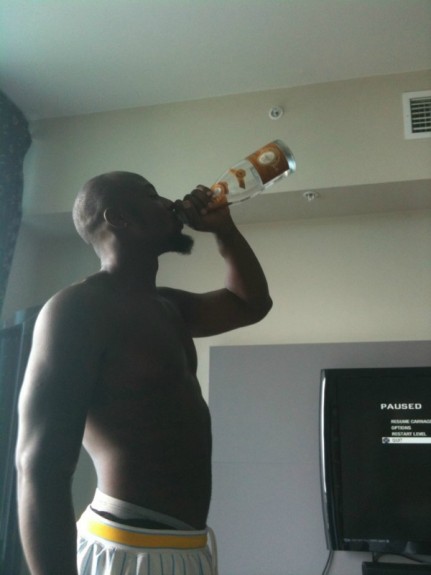 Jets WR Santonio Holmes Celebrates His New $40 Million Dollar Contract With A Bottle Of Champagne [Photo]