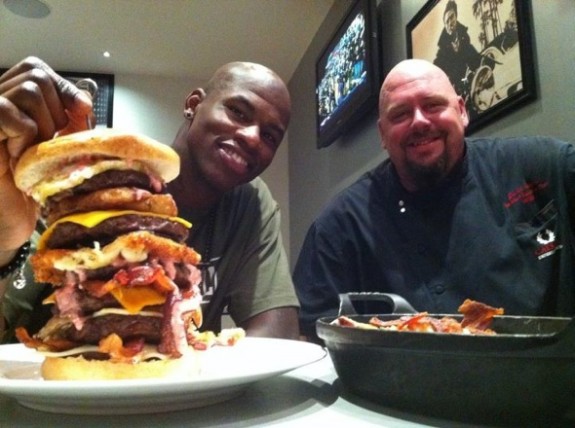 Nuggets Forward Al Harrington Attempts To Eat A 4.5 Pound Burger