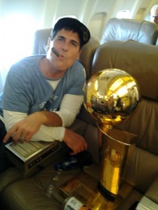 Mark-Cuban-with-trophy-on-plane
