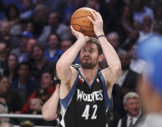 Timberwolves Kevin Love and JJ Barea get into on the bench during loss to the Kings [video]