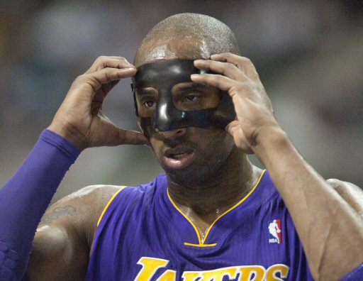 Kobe Bryant debuts black mask [photo]