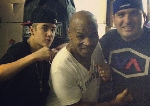 Mike Tyson gives Justin Bieber a boxing lesson [video]