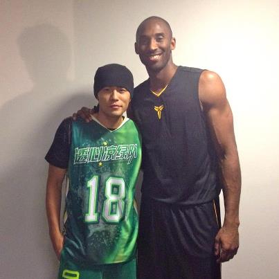 Kobe Bryant drops 68 points in 15 minutes during charity game [video]