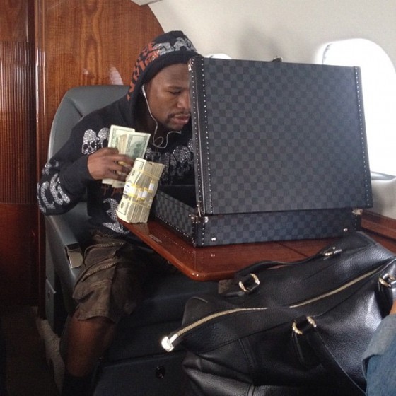 Watch Floyd Mayweather Jr. count out $1 million on his private jet [video]