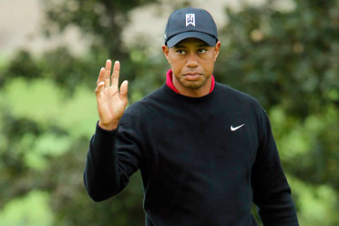 Fan Throws A Hotdog At Tiger Woods During Frys.Com Open [Video]