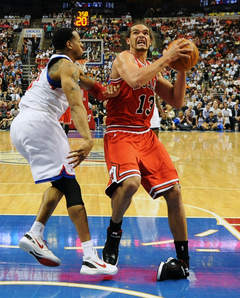 Joakim Noah injures ankle in Sixers win over Bulls [video]