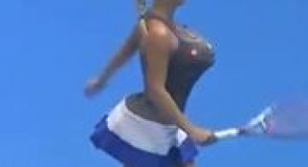 Caroline Wozniacki impersonates Serena Williams stuffing a towel in her skirt & grunting [video]