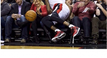 Blazers Damian Lillard wipes down lady sitting courtside [video]