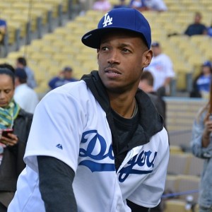 wayans marlon dodgers throws diamondbacks pitch 1st vs