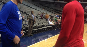 Chandler Parsons and Dwight Howard share awkward hug [video]