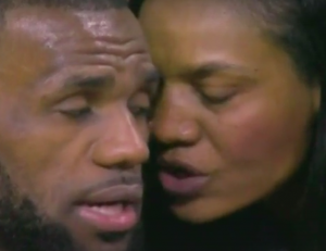 LeBron-Mom-Kiss