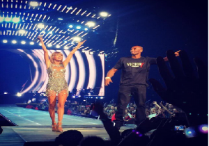 Kobe Bryant Presents Taylor Swift With Banner At Staples Center - Jocks